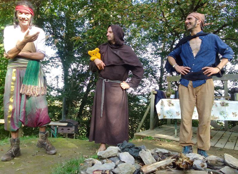 personnages hauts en couleurs permettant aux enfants de plonger dans un imaginaire colonie