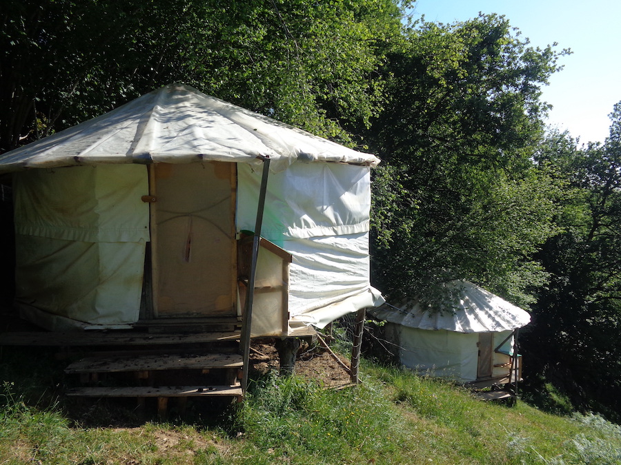 les kiosques dodo sont équipés de lits de camps et de matelas de camping
